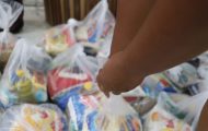 alimentos-arrecadados-por-servidores-na-1a-corrida-da-policia-penal-sao-doados-na-vila-princesa,-em-porto-velho